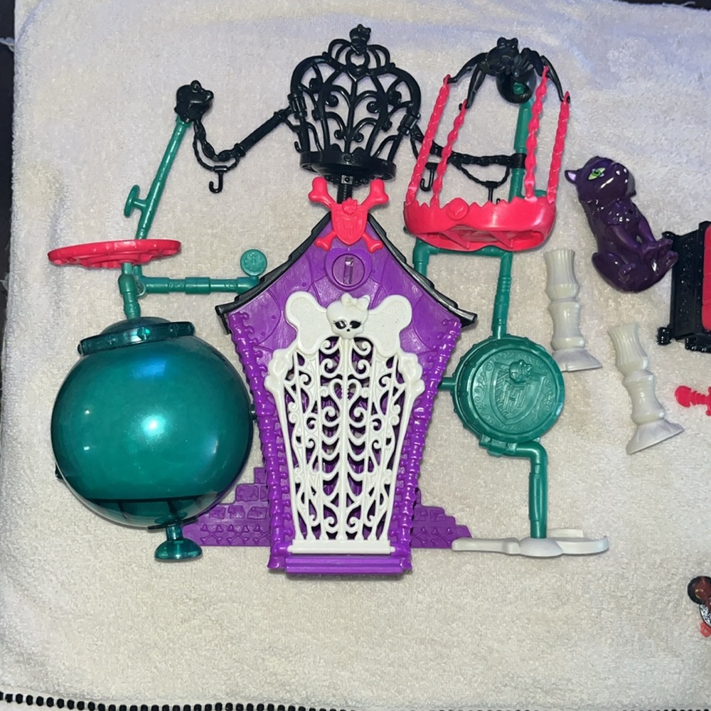 Monster High Dollhouse Furniture Set - Picture 7 of 11